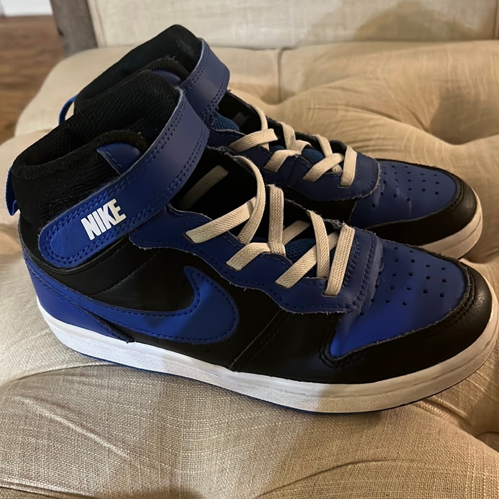 Nike, kids court borough 2 high top. Size 1Y (youth)